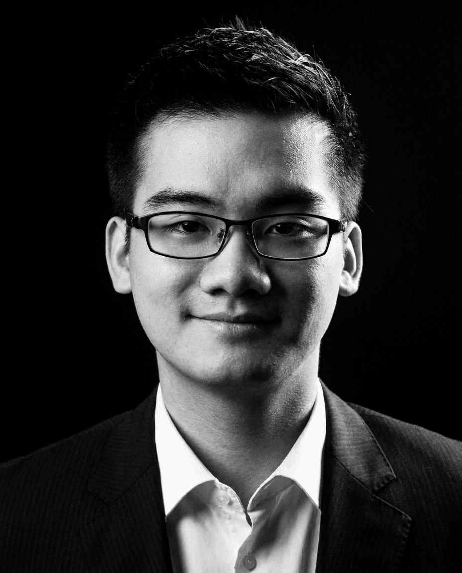 Black-and-white portrait of Yi Min Yang wearing glasses and a suit jacket