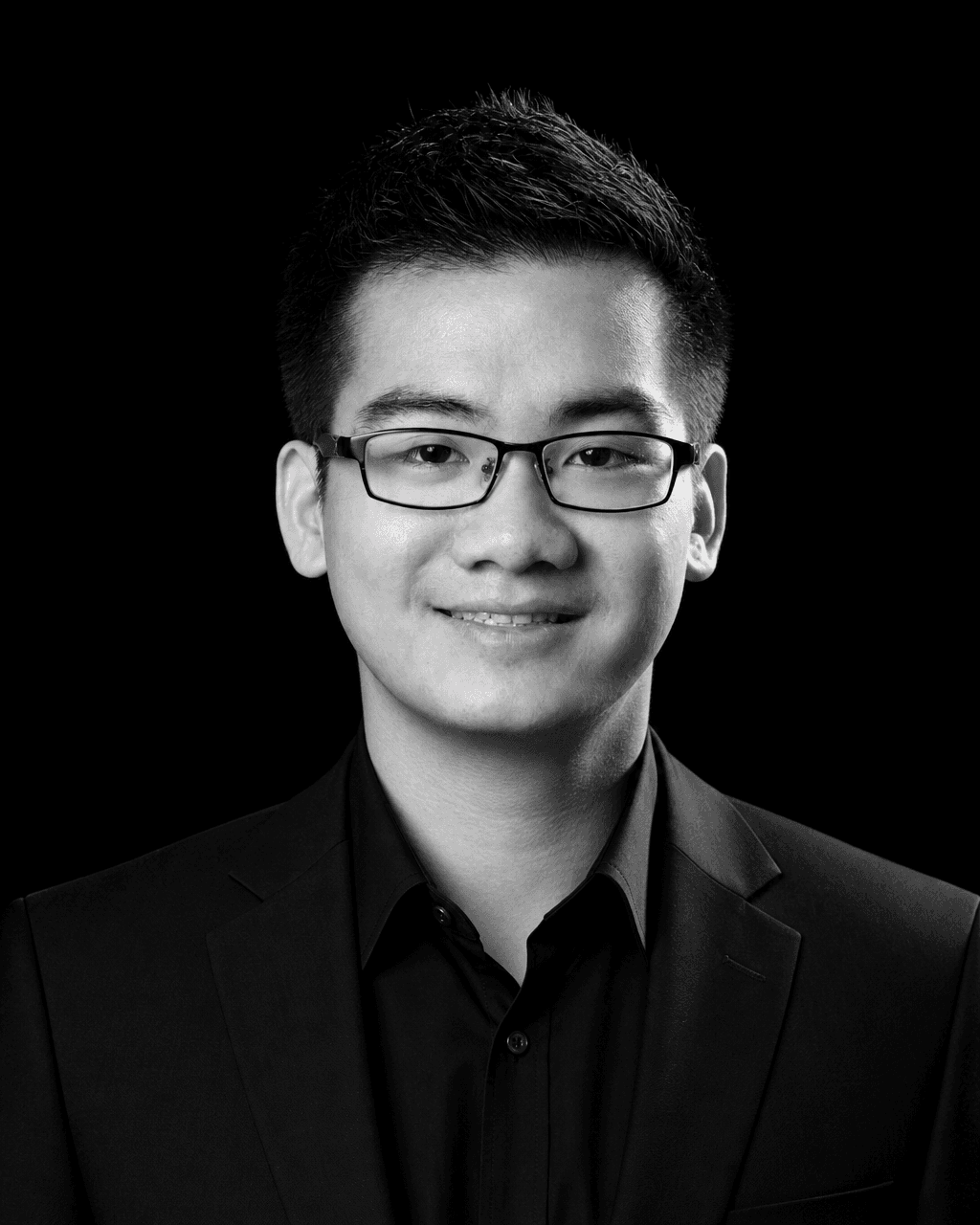 Black-and-white portrait of Yi Min Yang wearing glasses and a dark shirt